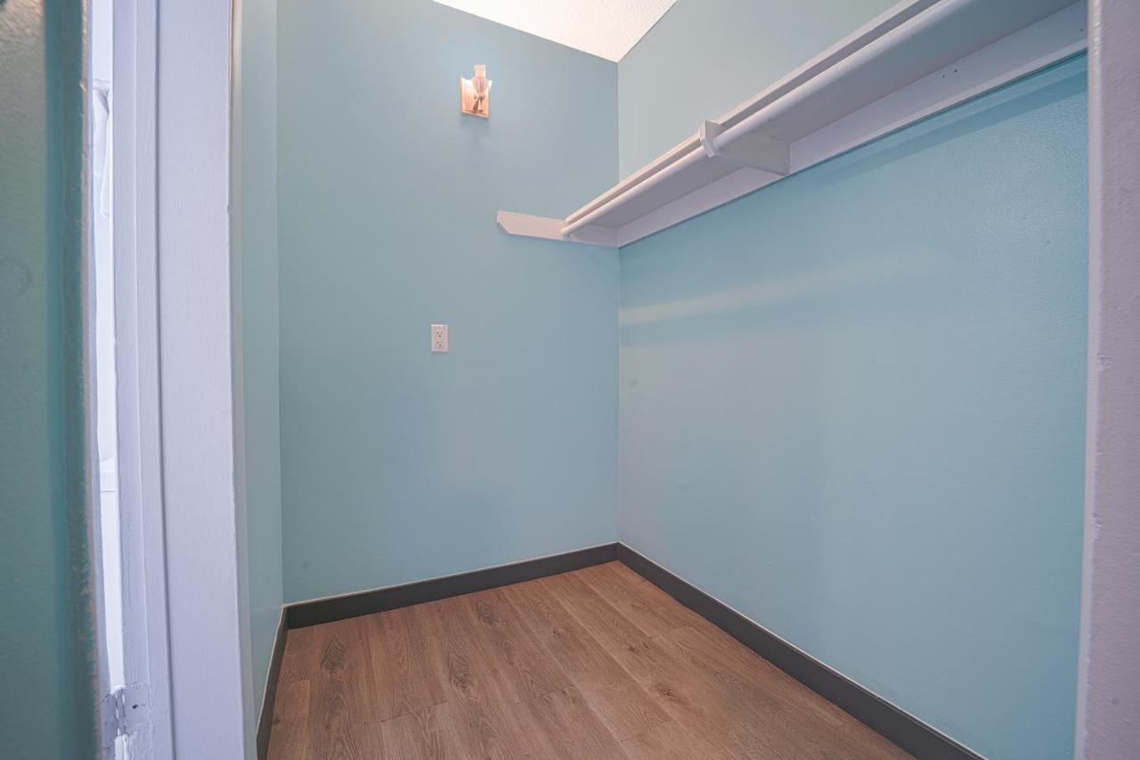Rodeway Inn & Suites North Hollywood Burbank Airport - Universal Area Лос-Анджелес Экстерьер фото