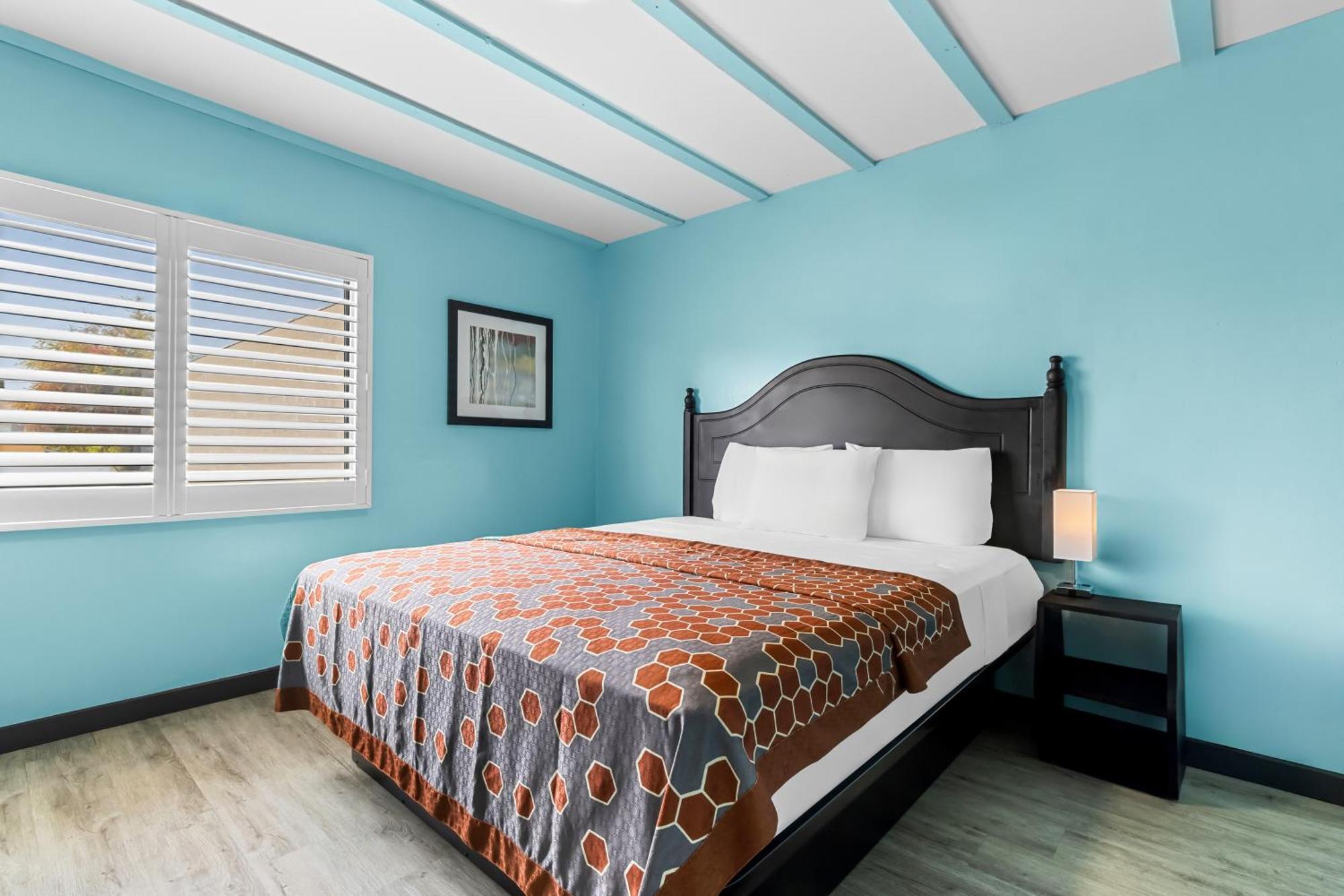 Rodeway Inn & Suites North Hollywood Burbank Airport - Universal Area Лос-Анджелес Экстерьер фото