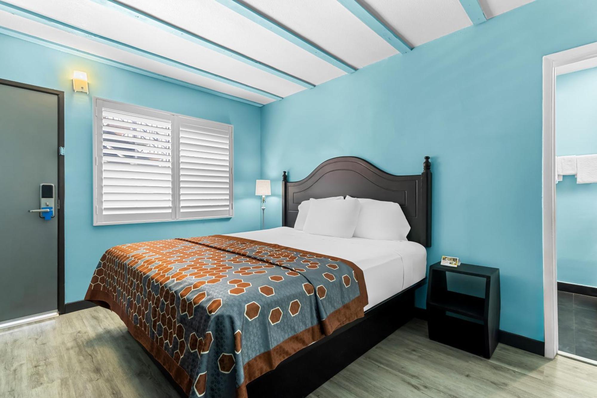 Rodeway Inn & Suites North Hollywood Burbank Airport - Universal Area Лос-Анджелес Экстерьер фото