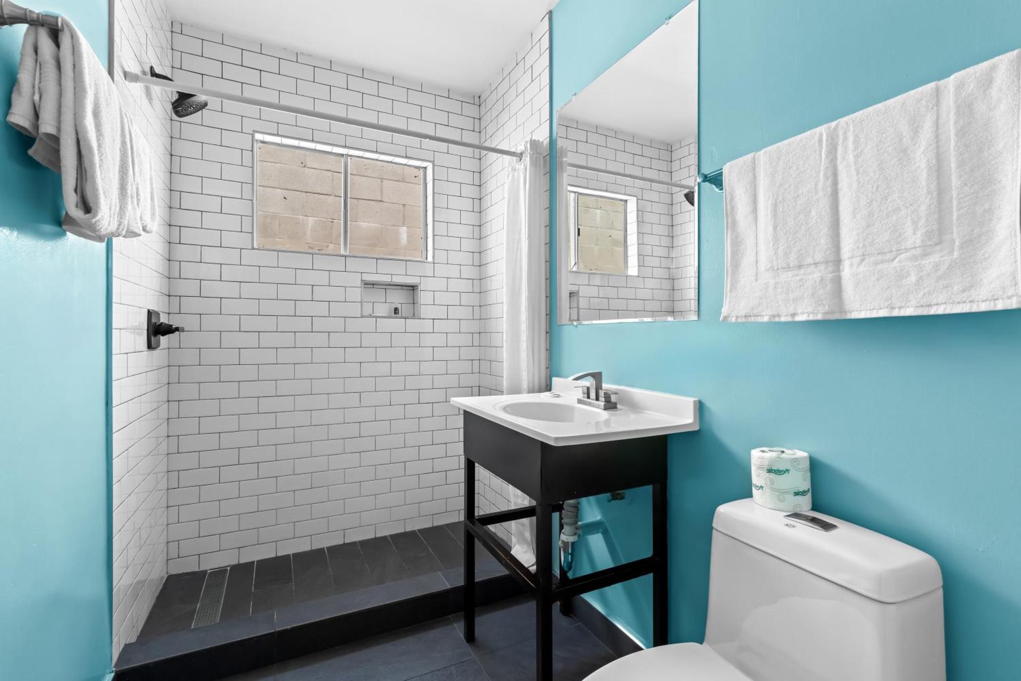 Rodeway Inn & Suites North Hollywood Burbank Airport - Universal Area Лос-Анджелес Экстерьер фото