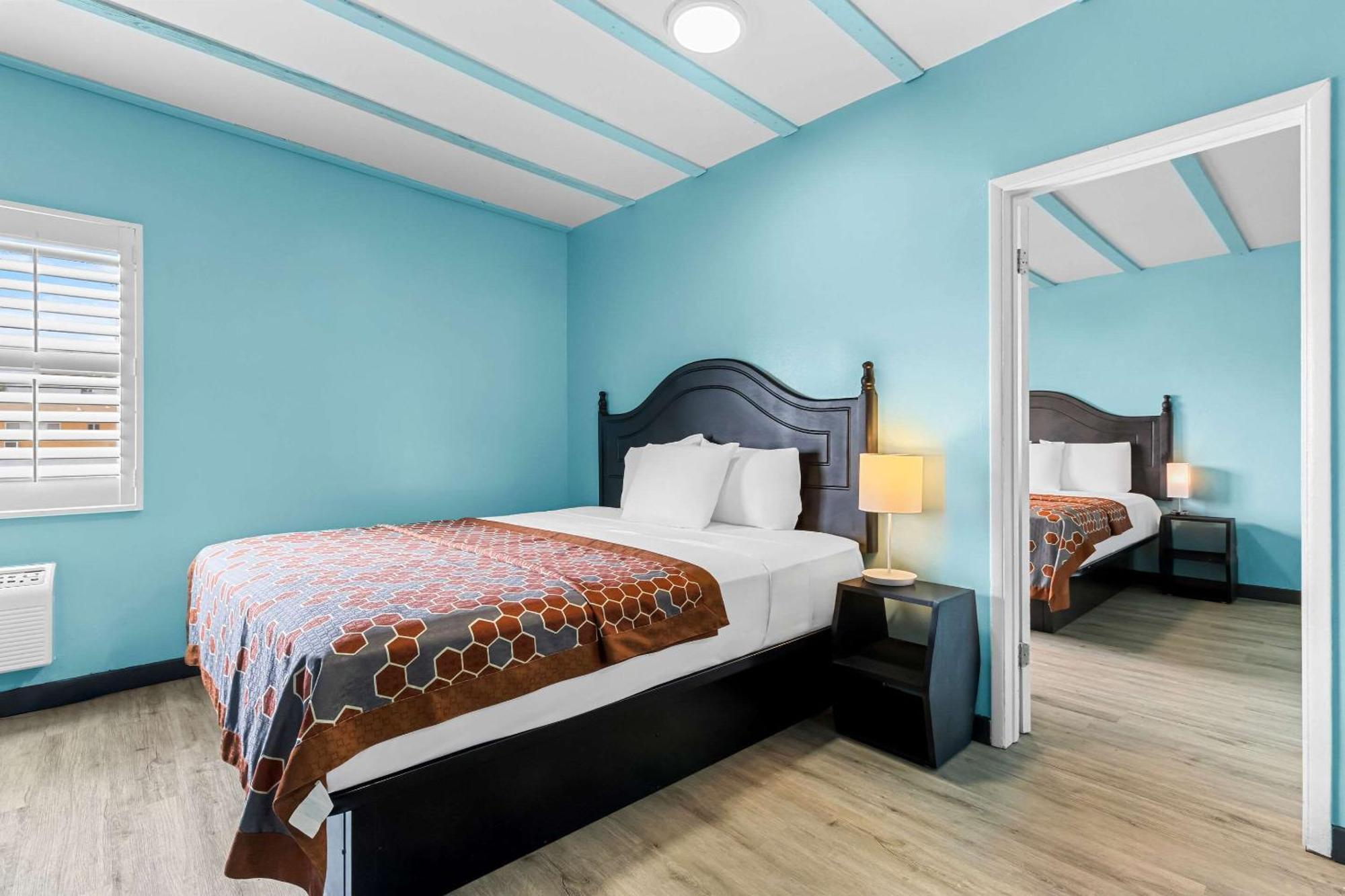 Rodeway Inn & Suites North Hollywood Burbank Airport - Universal Area Лос-Анджелес Экстерьер фото