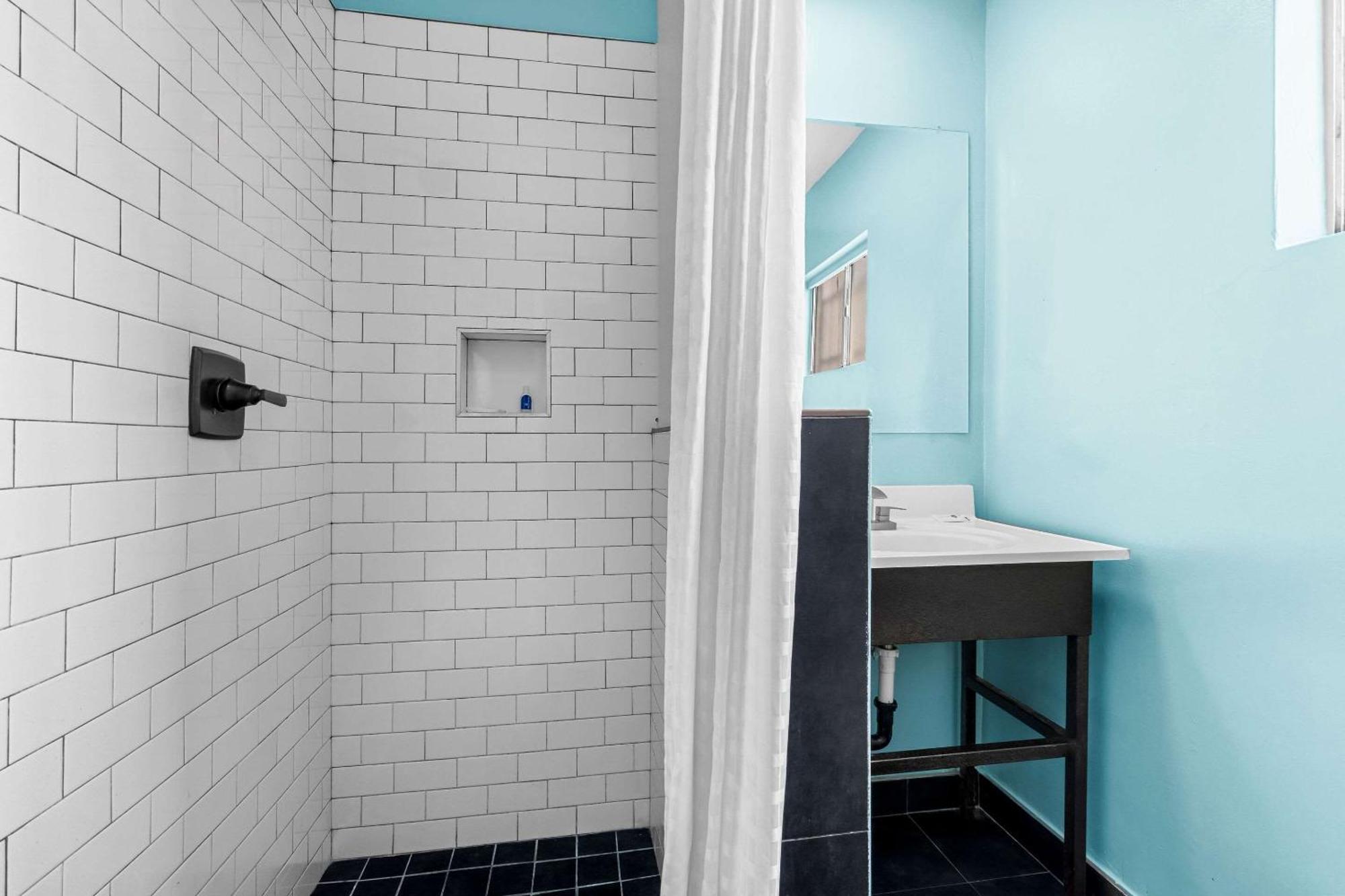 Rodeway Inn & Suites North Hollywood Burbank Airport - Universal Area Лос-Анджелес Экстерьер фото