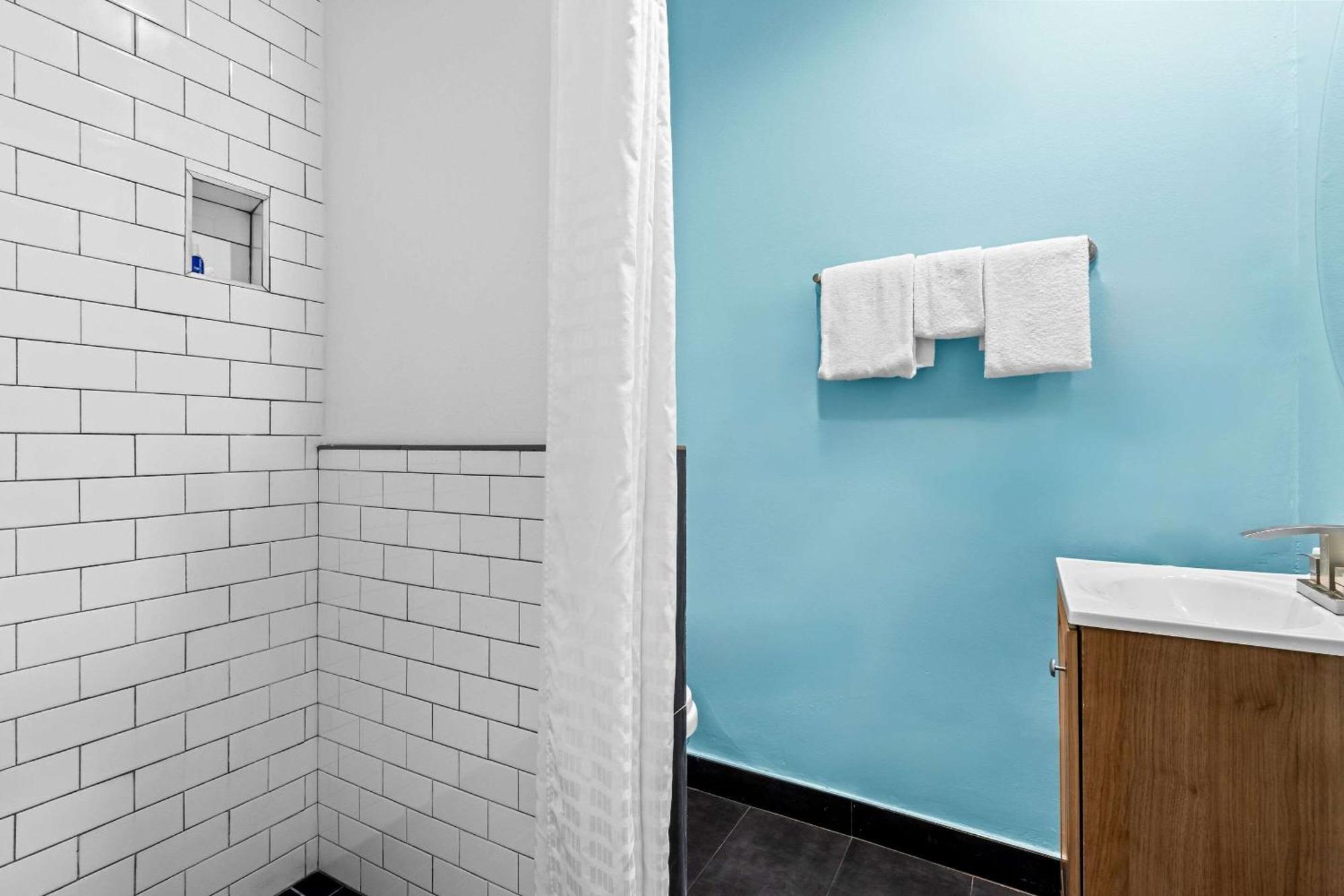 Rodeway Inn & Suites North Hollywood Burbank Airport - Universal Area Лос-Анджелес Экстерьер фото