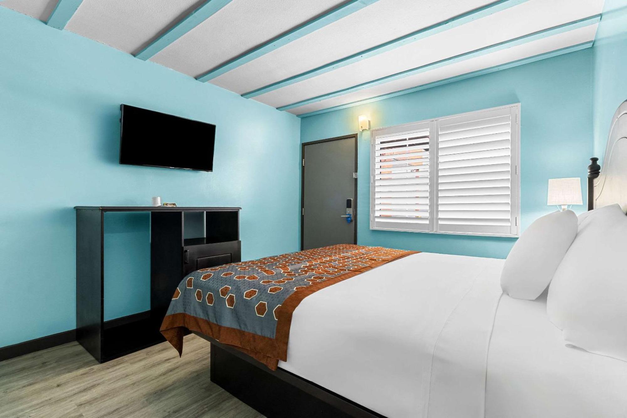 Rodeway Inn & Suites North Hollywood Burbank Airport - Universal Area Лос-Анджелес Экстерьер фото