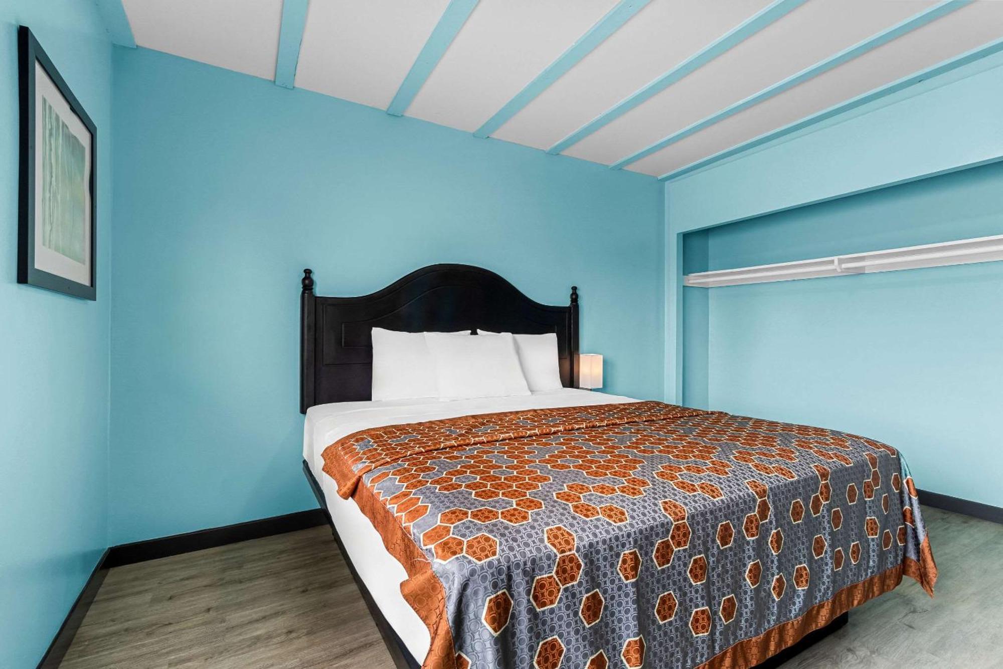 Rodeway Inn & Suites North Hollywood Burbank Airport - Universal Area Лос-Анджелес Экстерьер фото