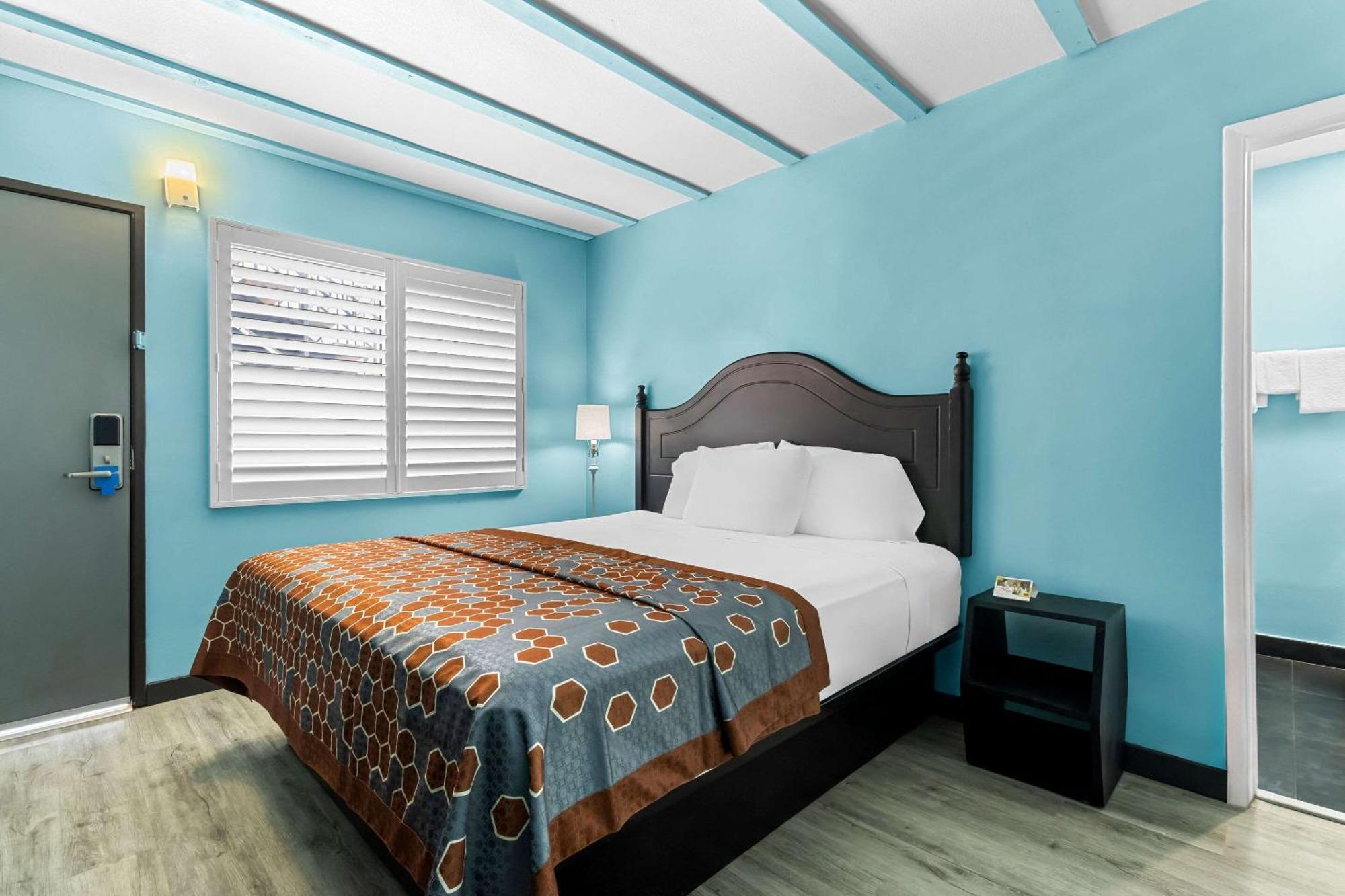 Rodeway Inn & Suites North Hollywood Burbank Airport - Universal Area Лос-Анджелес Экстерьер фото