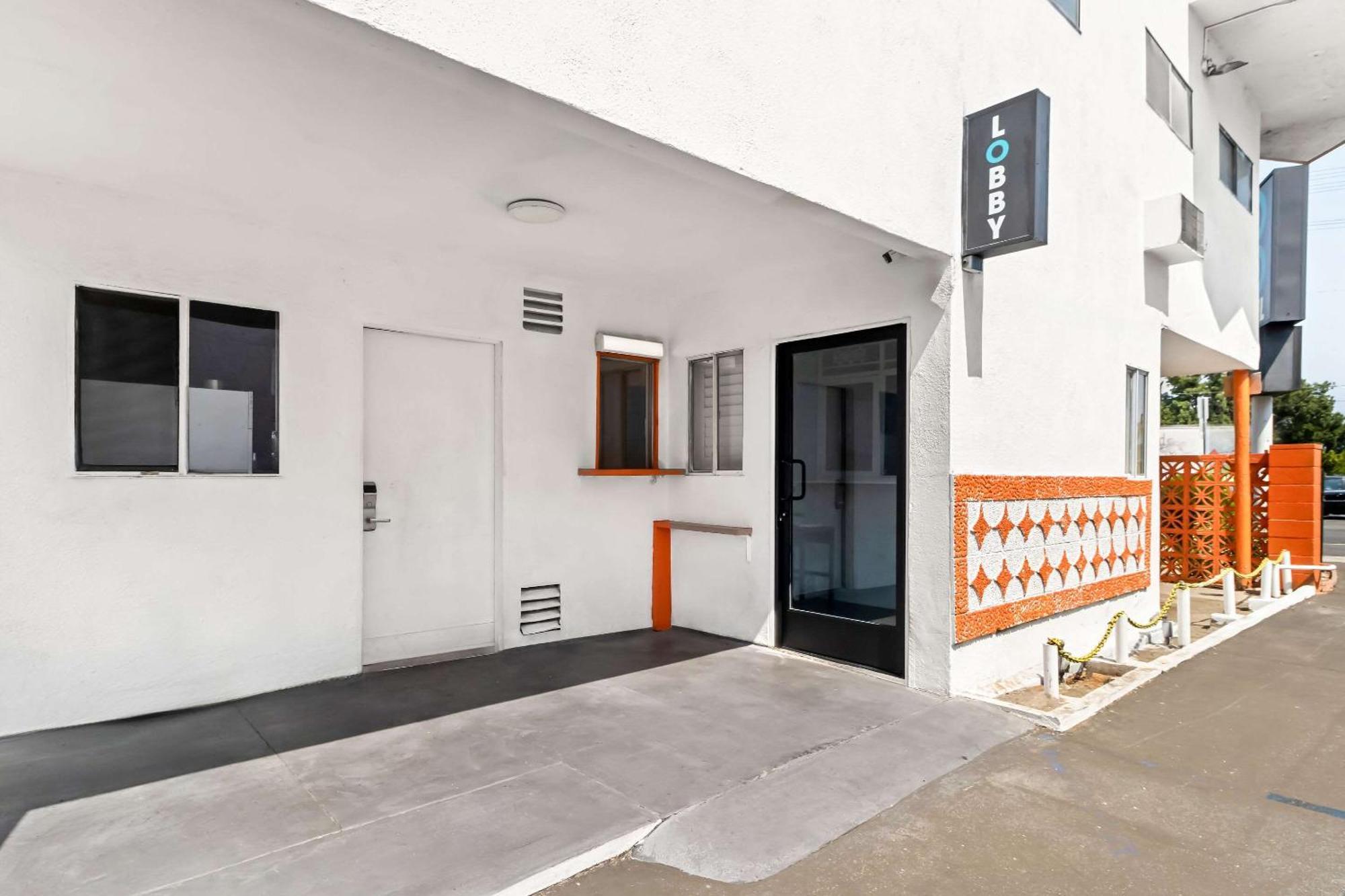 Rodeway Inn & Suites North Hollywood Burbank Airport - Universal Area Лос-Анджелес Экстерьер фото