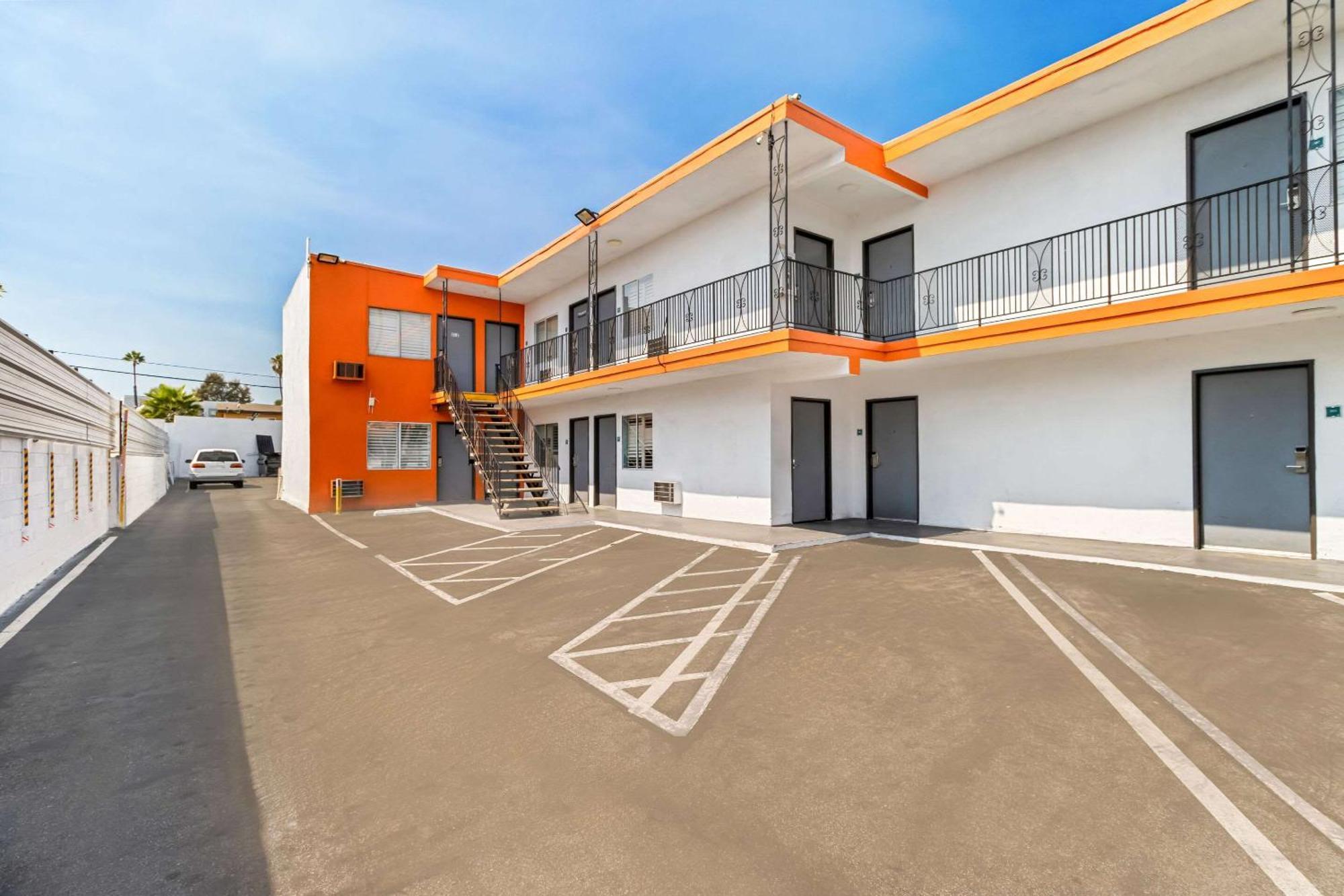 Rodeway Inn & Suites North Hollywood Burbank Airport - Universal Area Лос-Анджелес Экстерьер фото