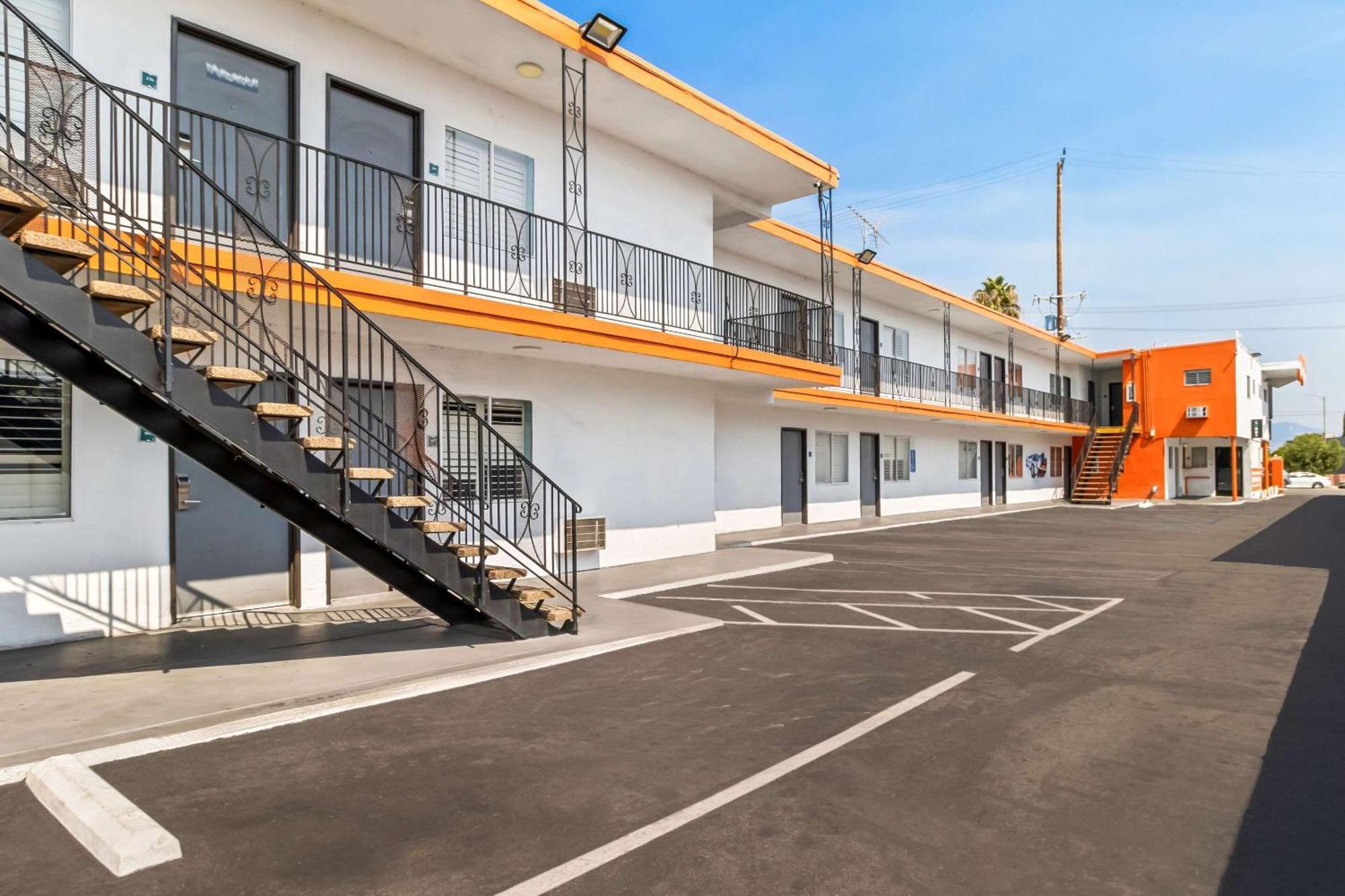 Rodeway Inn & Suites North Hollywood Burbank Airport - Universal Area Лос-Анджелес Экстерьер фото