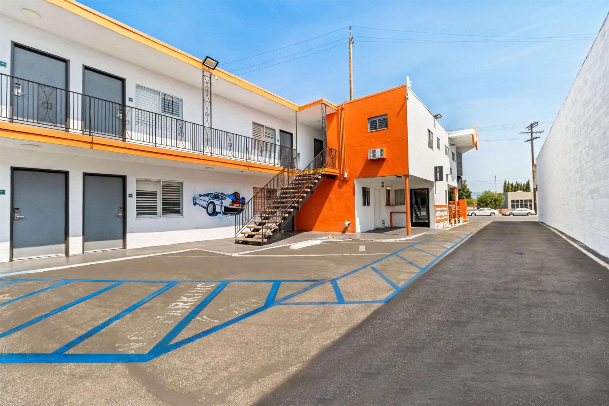 Rodeway Inn & Suites North Hollywood Burbank Airport - Universal Area Лос-Анджелес Экстерьер фото