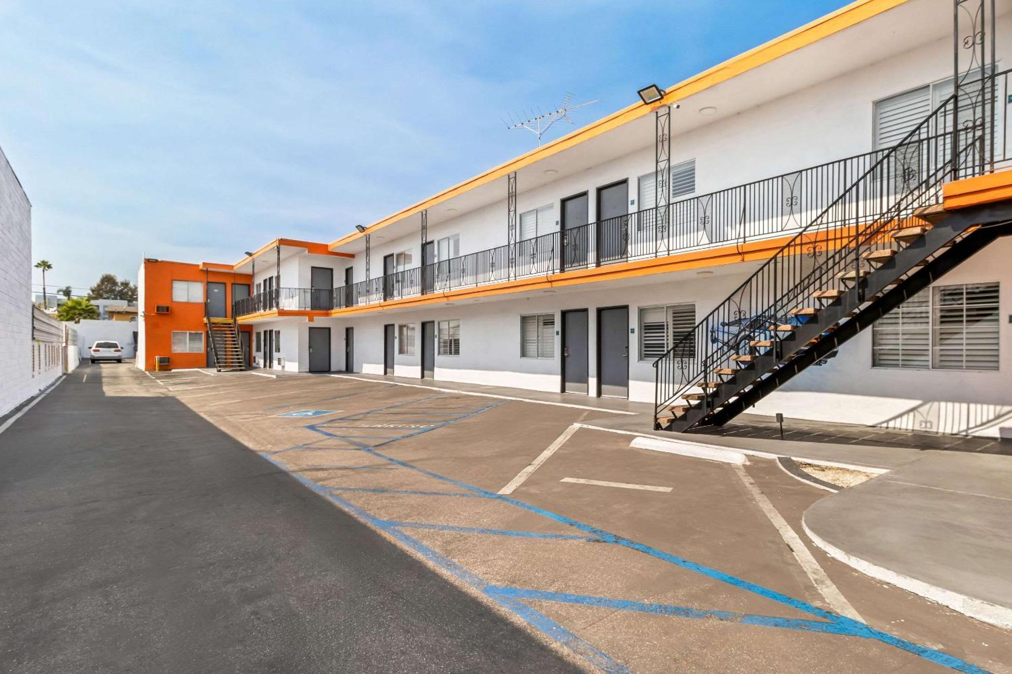 Rodeway Inn & Suites North Hollywood Burbank Airport - Universal Area Лос-Анджелес Экстерьер фото